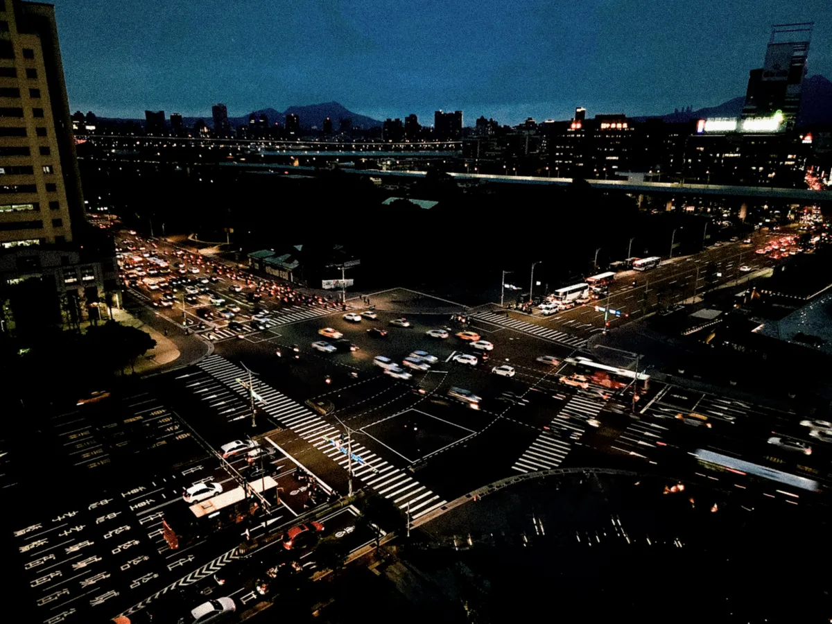 夜間城市路口車流俯瞰